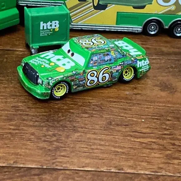 DISNEY PIXAR Cars Chick Hicks HTB 86 Semi Hauler Pit Crew Diecast Set - Picture 3 of 12